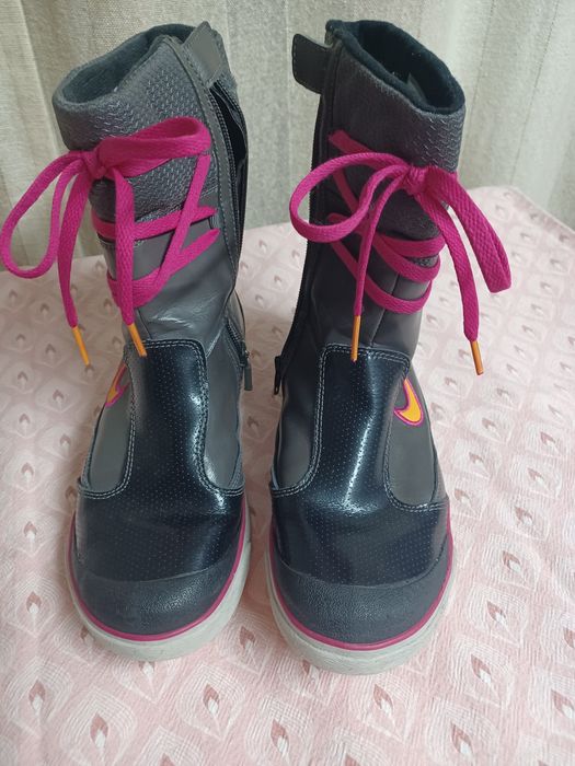 ДЕТСКИ БОТУШИ NIKE ELLI DEMI BOOT
номер38.5 или 24см. Малко са използв