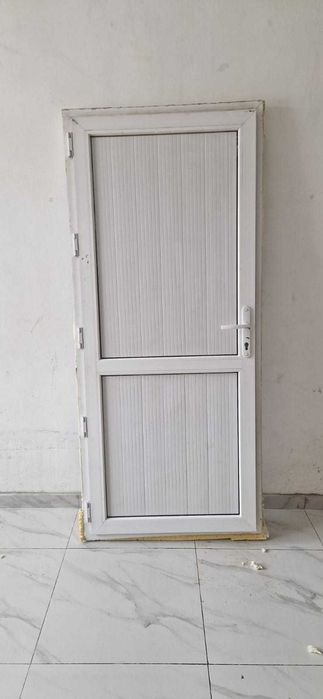 пластиковая дверь в корбке с замком