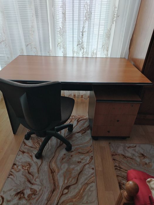 Birouri ( 2seturi  compuse din birou și dulăpior cu rotile cu 4 sertare)