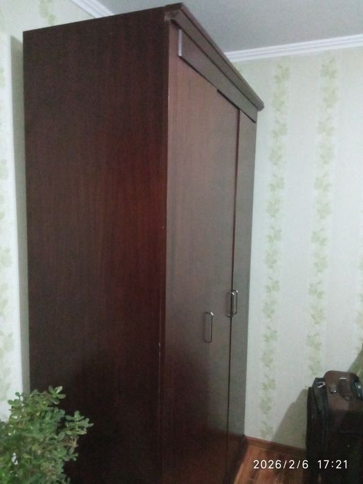 Продам двухярусный кровать со шкафом.