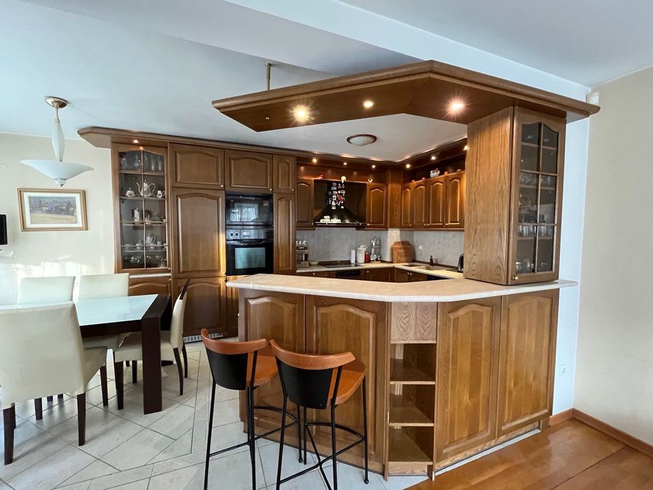 Гръцка кухня( 5,4 м.) с бар (1,8 м.) с  врати от масивна дъбова рамка