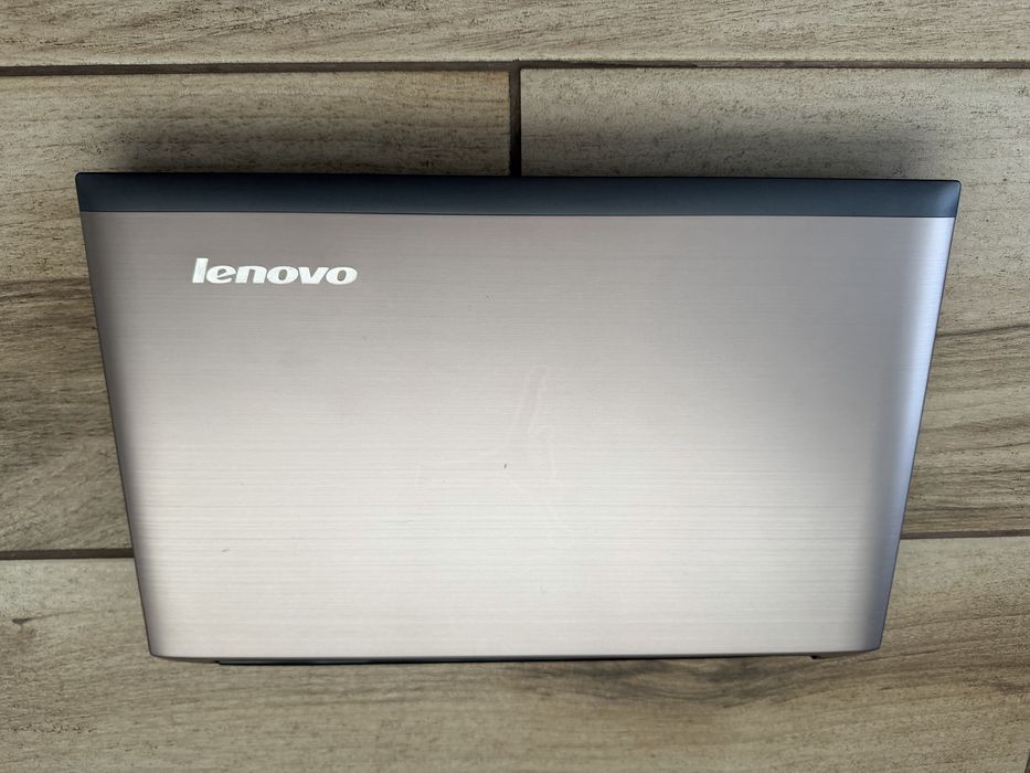 Lenovo V570 15.6” / Intel Core i5 / GT 540M / 2 plăci video