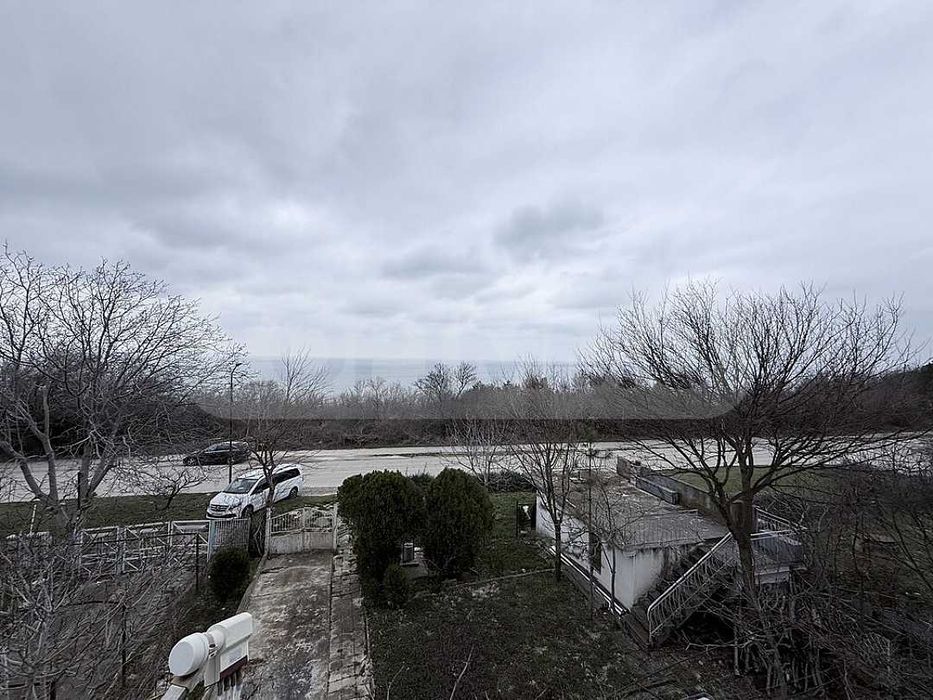 Триетажна вила във вилна зона до Балчик и курорт Албена