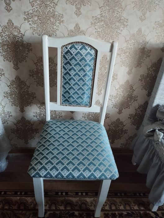 Продается Кухонный стол с стулями