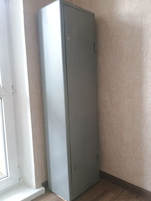 Сейф металлический с тумбой.