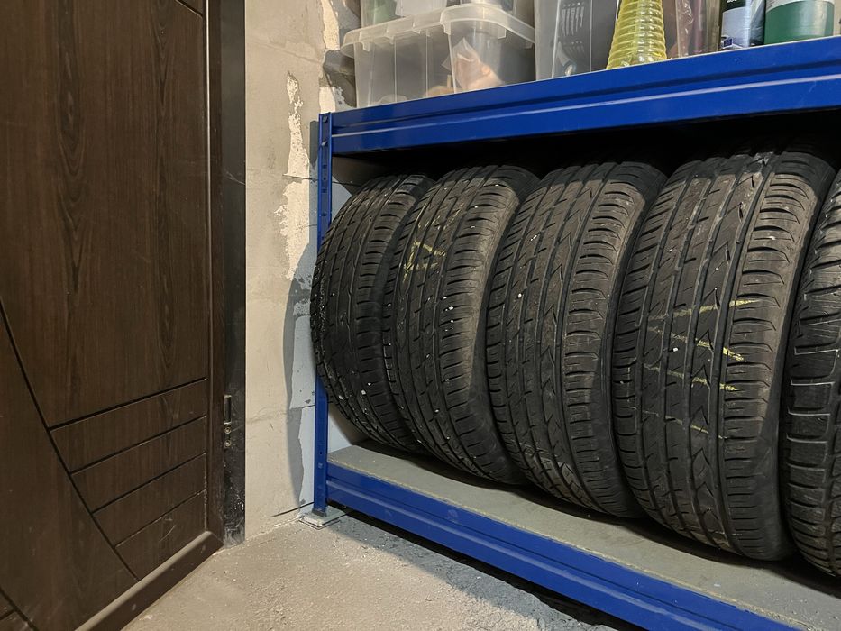 Летни гуми Viking 215/ 65 R16 карани са един сезон, съхранявани в/у стойка за гуми на тъмно и хладно място.