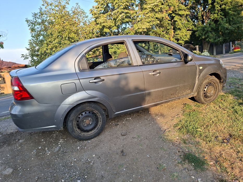 Vând sevrolet aveo