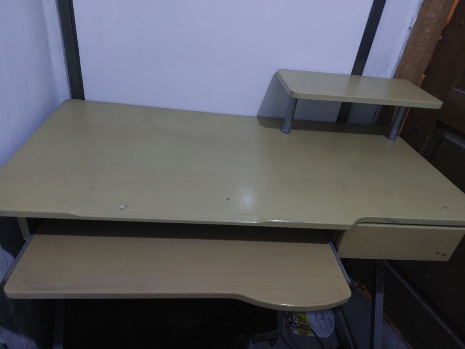 Продам компьютерный стол