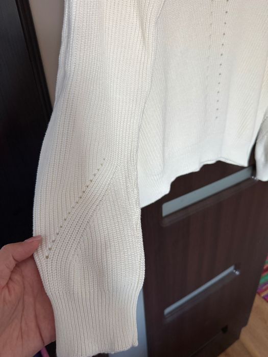 Pulover cu decolteu în V. C&A