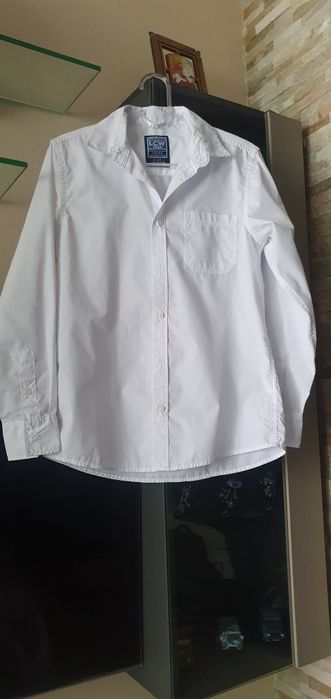 Бяла риза с дълъг ръкав