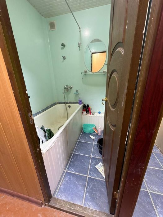 Сотилади 2 хона 1 етаж Кора Сарой 2 раддом