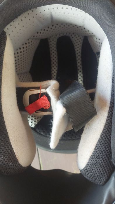 Продавам каска почти като нова