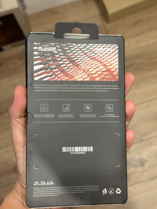 Карбонови Кейсове Pitaka за iPhone и iPad.