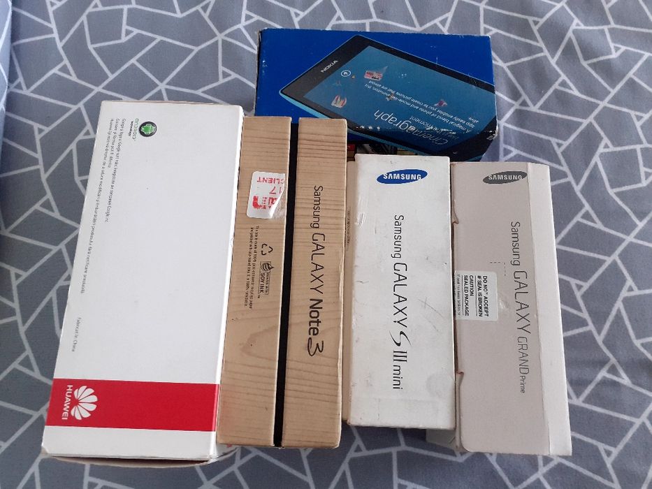 Vînd Schimb 5 Bucăți Cutii Pentru Telefoane