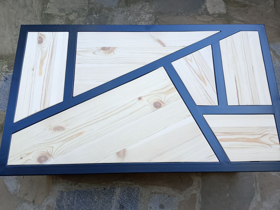 Холна маса от прахово боядисан профил и дърво