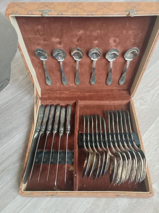 Продам мельхиоровый столовый набор