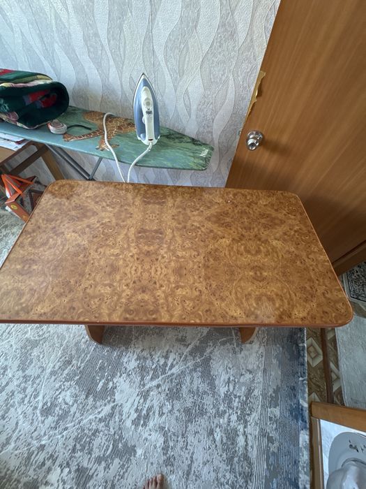 Кухонный стол коричневый