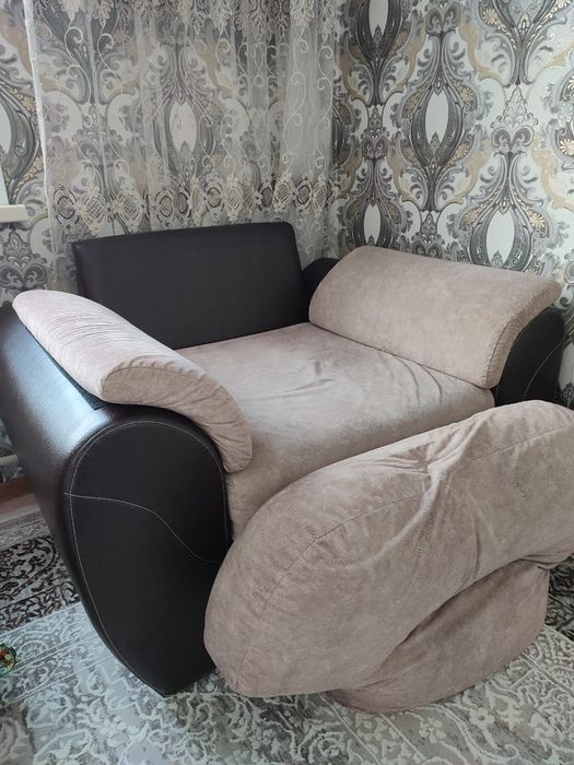 Кресло с ящиком и подушкой