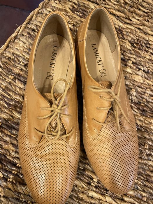 Pantofi din piele cu siret.