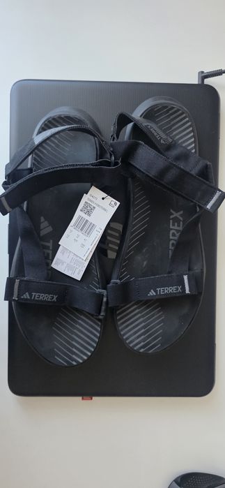 Продавам adidas 47  сандали