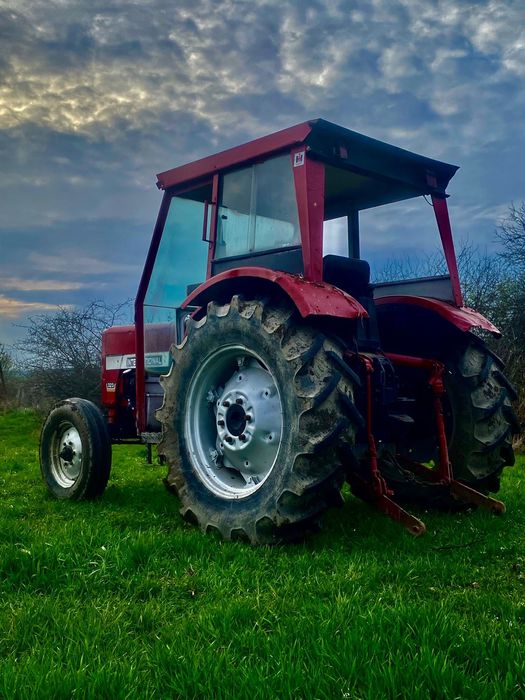 Vand sau schimb tractor International 323