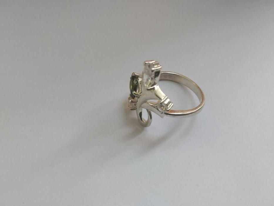 Колечко серебряное с редкими камнями - хризолитом и топазом