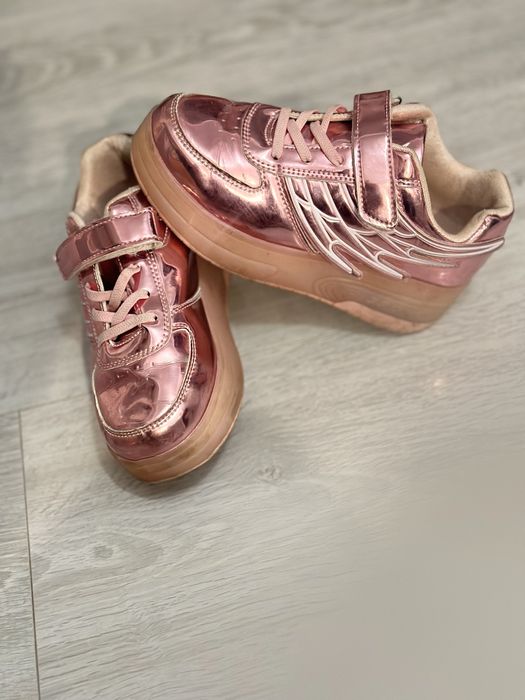 Adidasi Sports cu role detasabile si lumici cu incarcare usb