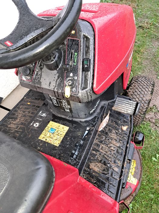 Toro tractor tuns iarba