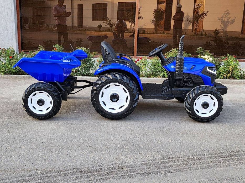 Siniy traktor pritsepli