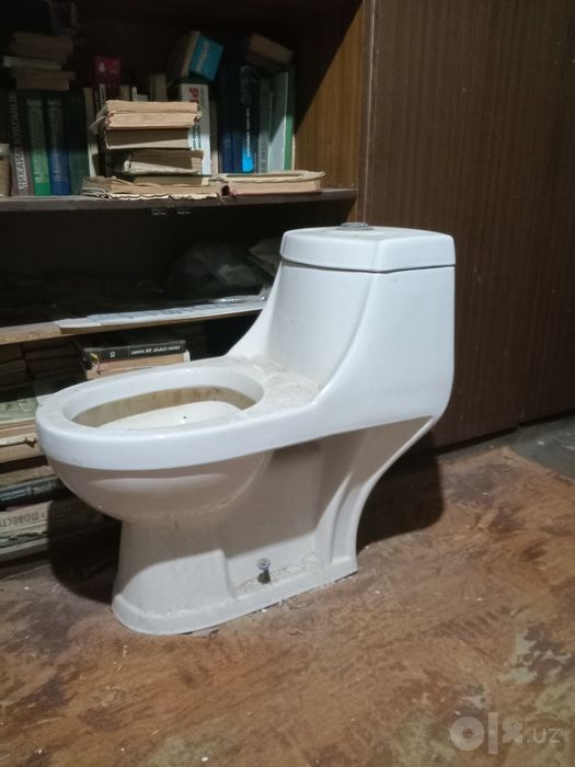 Новый унитаз с хранения
