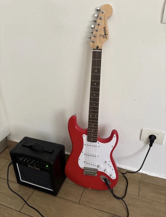 Chitară electrică Squier + amplificator Harley Benton