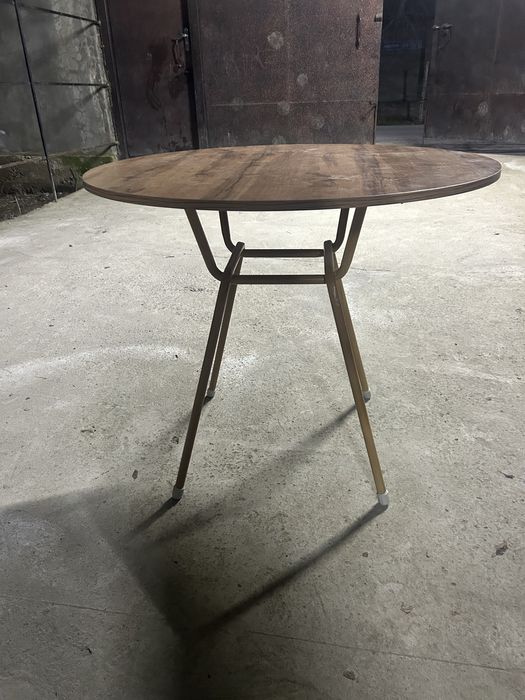 Продается красивый стол