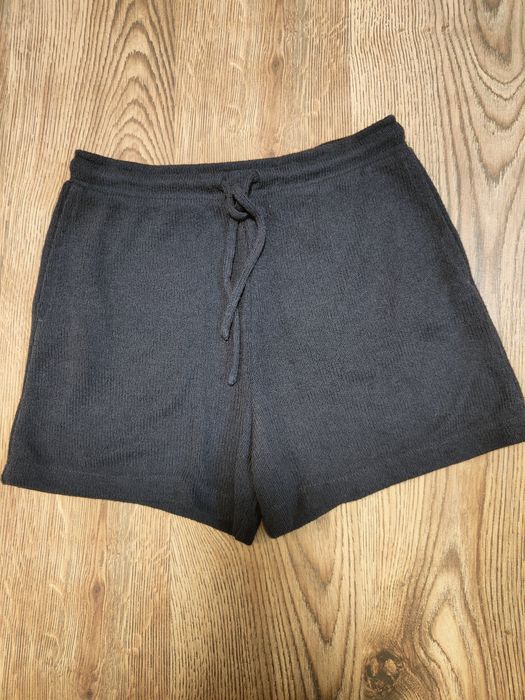 Спорно елегантни къси плетени панталони H&M в тъмносив цвят.