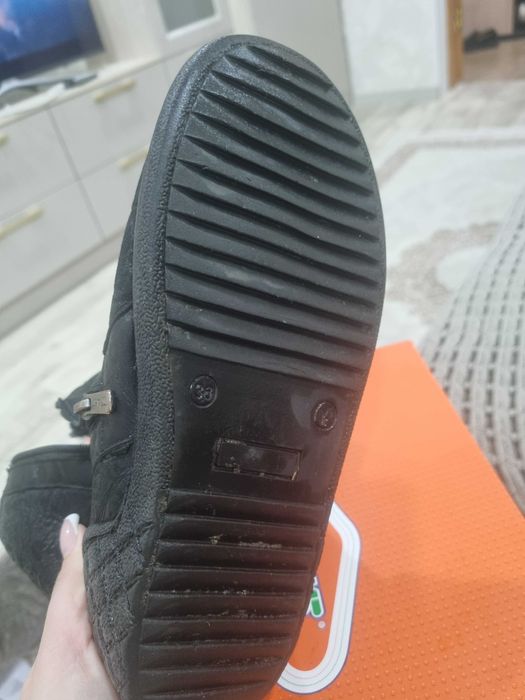 Продам уги детские 36 размер и 34 размер