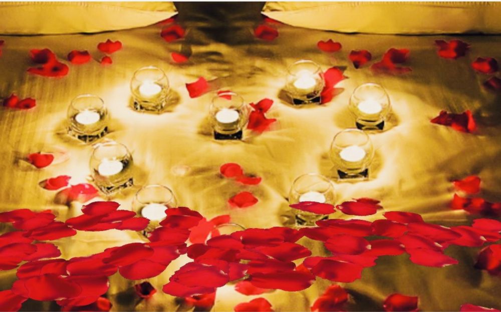 Лепестки красивых роз