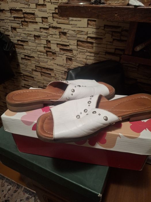 Продаётся обувь.