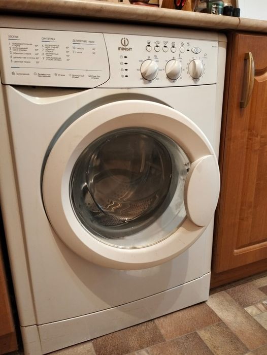 Продам стрильную машинку  Индезит