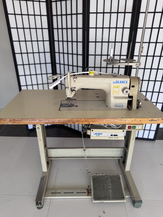 Mașină de cusut industrială JUKI DDL-8700-7 + SC-500, completă cu masă