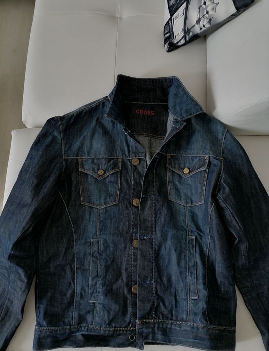 Vând geaca de blugi Cross, ca si noua, calitate.