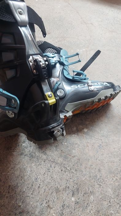 Продавам  дамски туринг ски G3