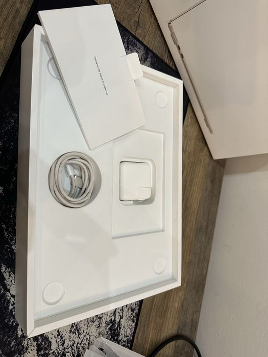 Macbook Air M2 8/256 starlight