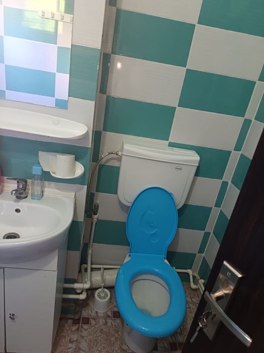 Inchiriez apartament cu 2 camere .