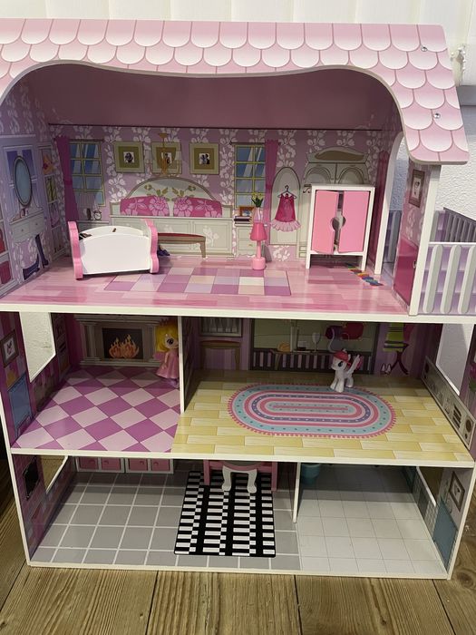 Дървена къща за кукли