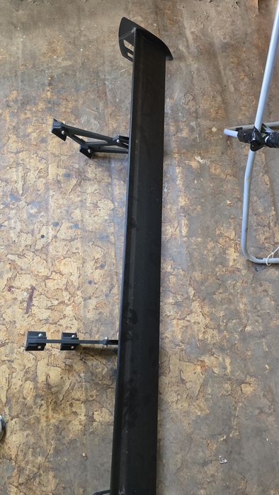 Продавам спойлер