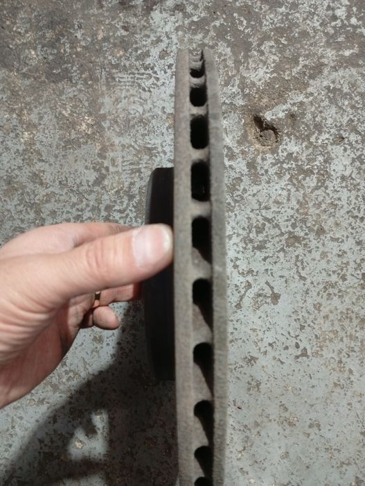 Суппорта с тормозными дисками на Мерседес Е420-430,140