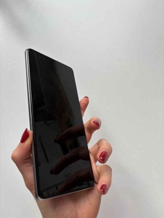 Xiaomi 11T телефона е без следи от употреба