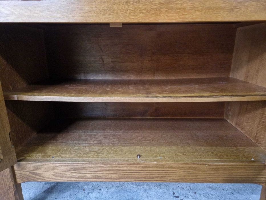 Голям дъбов бюфет