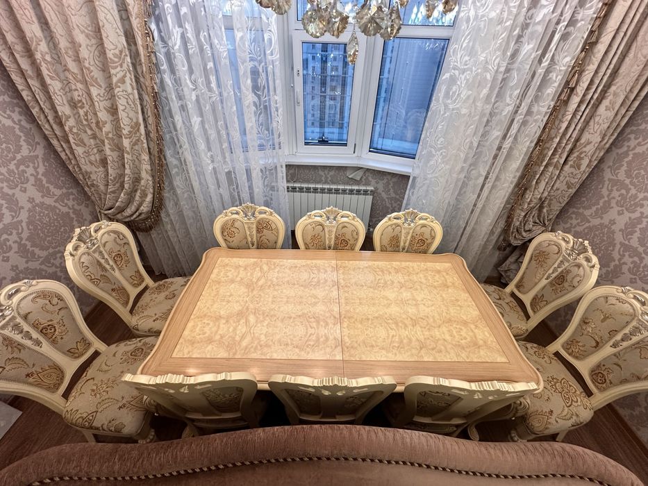 Стол и 10 стульев