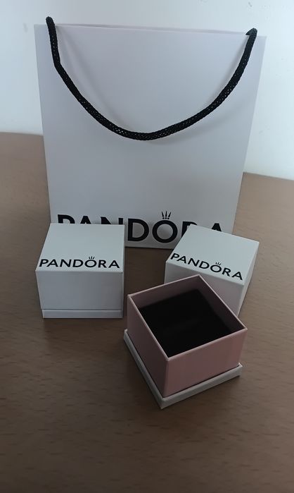 Cutii Charms Pandora si punga Pandora