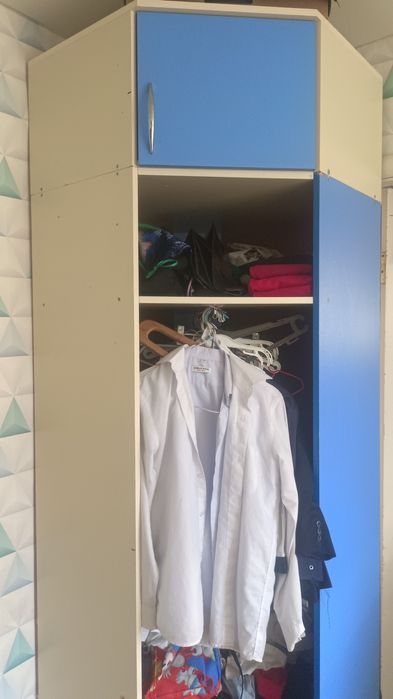 Отдам угловой шкаф